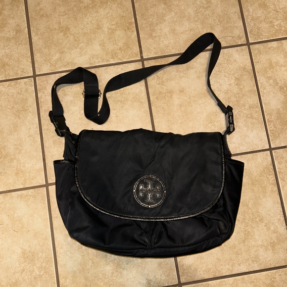 Tory Burch Handbags - Authentic Tory Burch Messenger bag